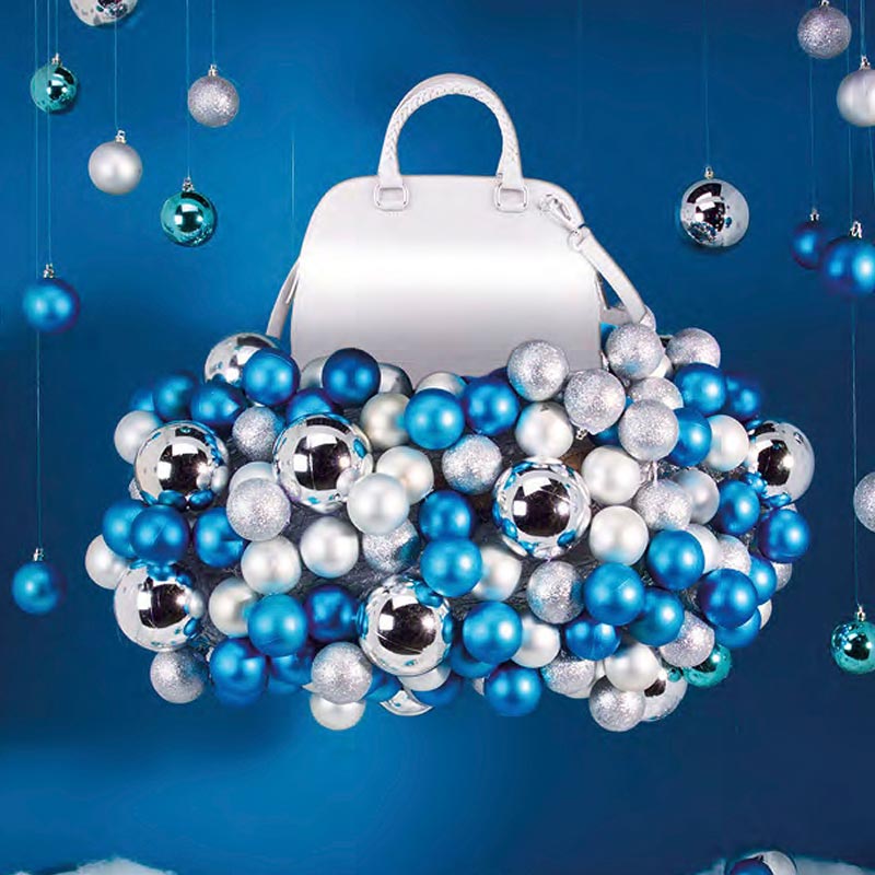 Decoración escaparates con bolas de navidad nube de bolas, escaparates navideños, escaparates de navidad
