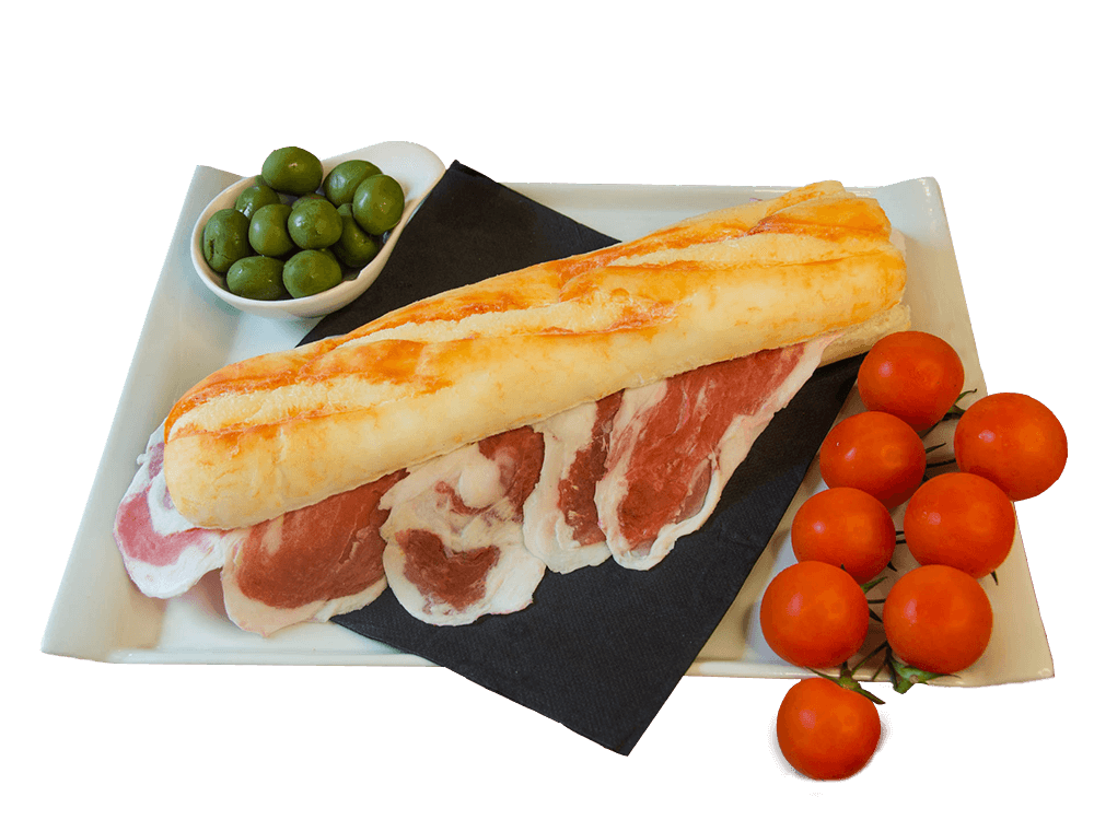 Réplica de comida-bocadillo jamón ficticio en plato con olivas y tomates, comida ficticia, imitación de alimentos, fake food